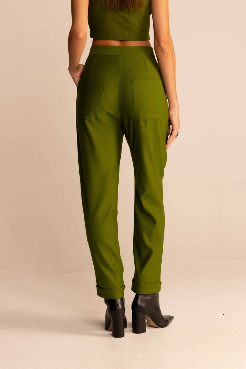 Calça Feminina Alfaiataria Carrot Barra Dobrada Verde Serrano 4