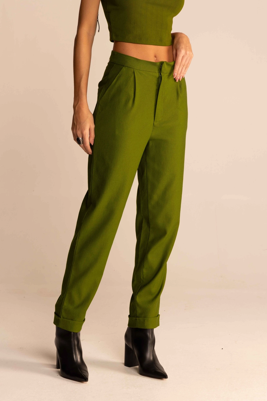 Calça Feminina Alfaiataria Carrot Barra Dobrada Verde Serrano 2