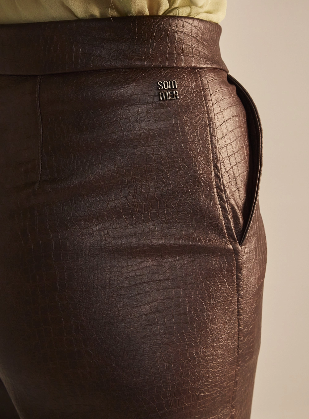 Calça Feminina Reta Couro Sintético Texturizado Marrom 3