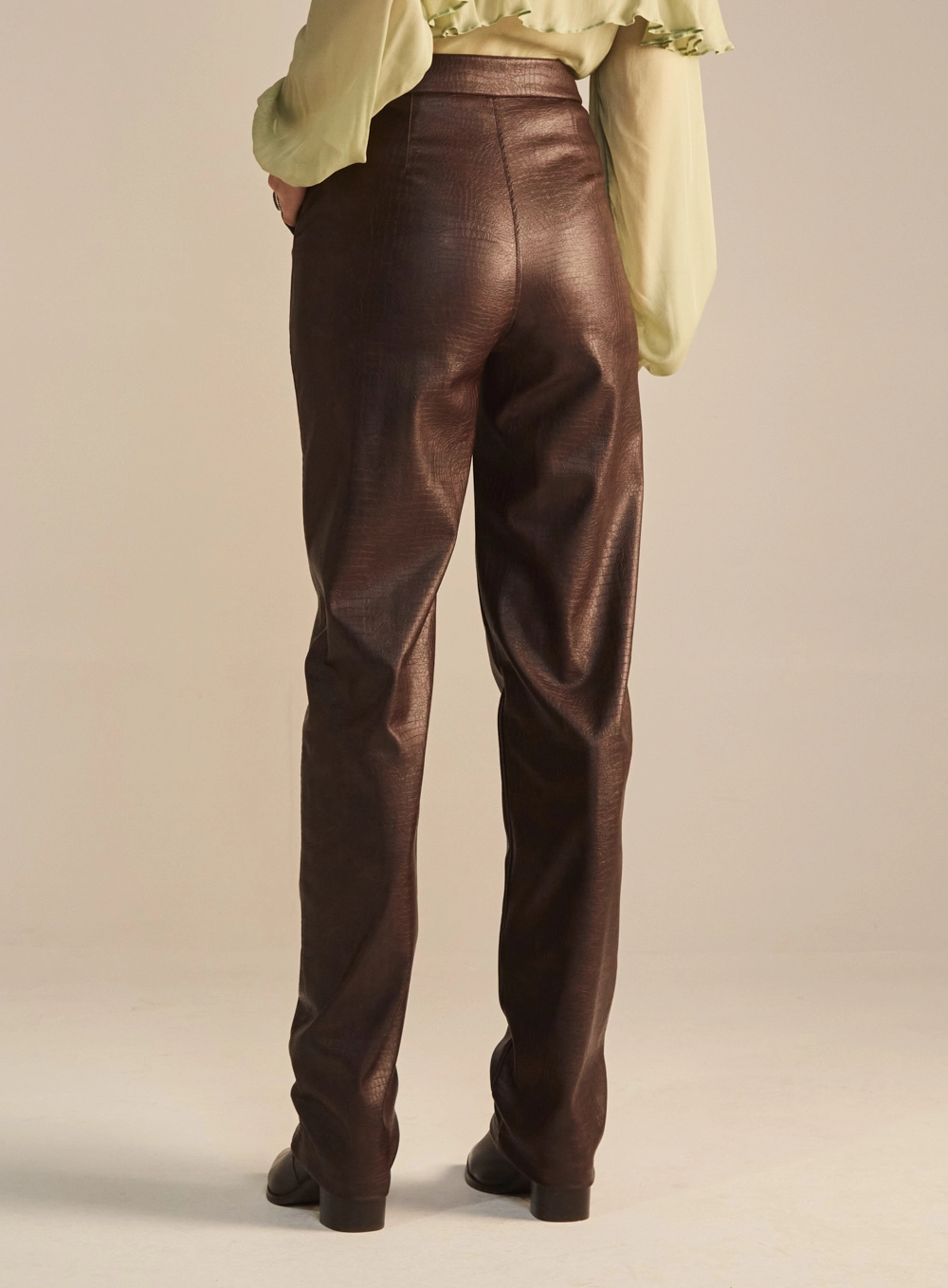 Calça Feminina Reta Couro Sintético Texturizado Marrom 4