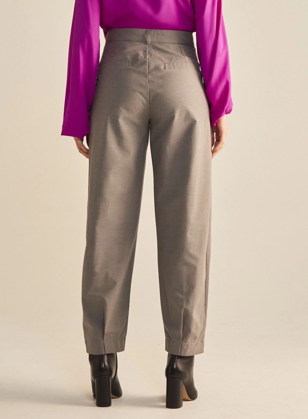 Calça Feminina Alfaiataria Cenoura Cinza 4
