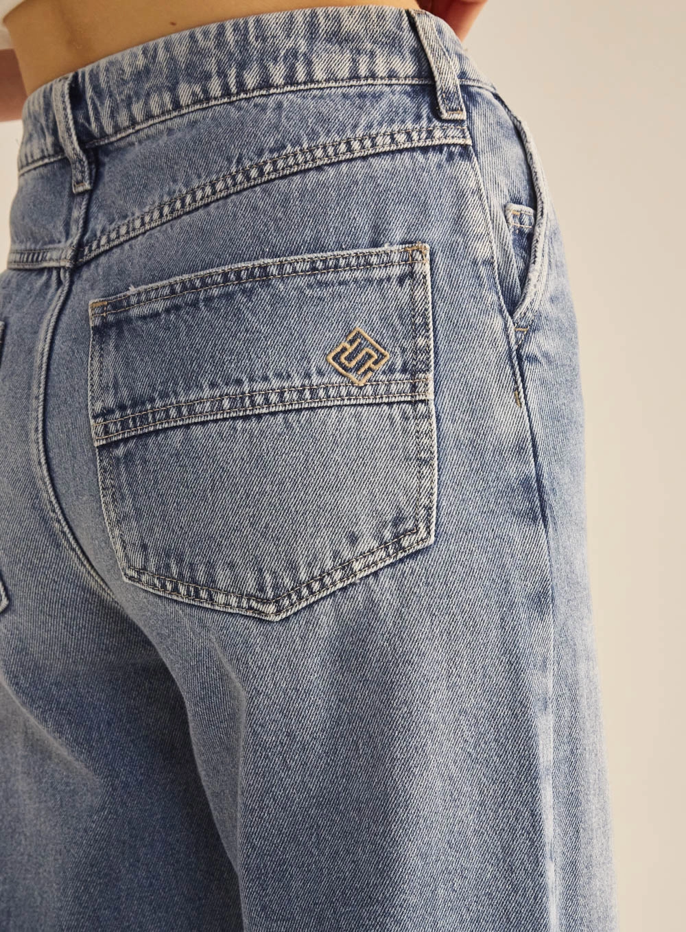Calça Jeans Feminina Rasgo No Joelho - Alyson Índigo 3