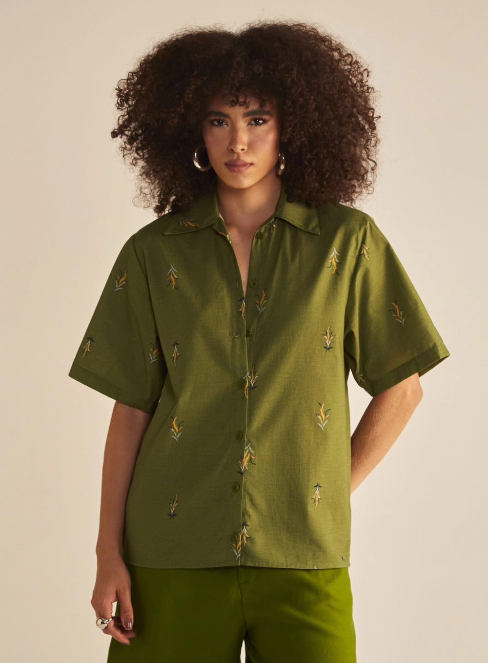 Camisa Feminina Comfort Bordada Verde 1