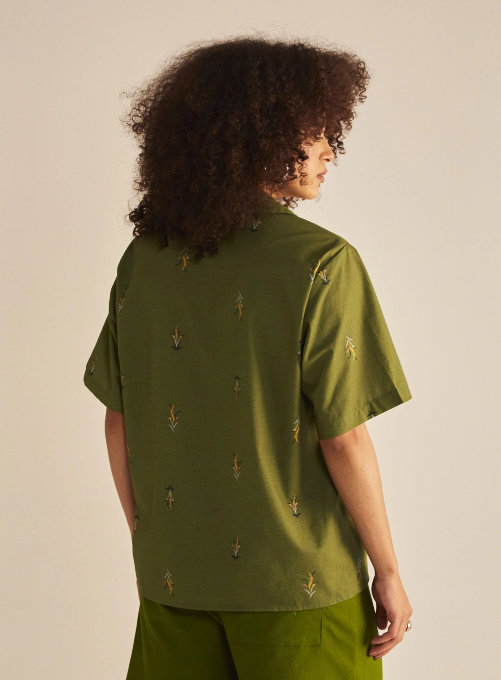 Camisa Feminina Comfort Bordada Verde 3
