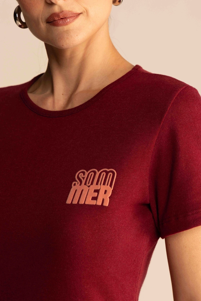 Camiseta Feminina Slim Fit Logo Em Relevo Bordô Bloodstone 2