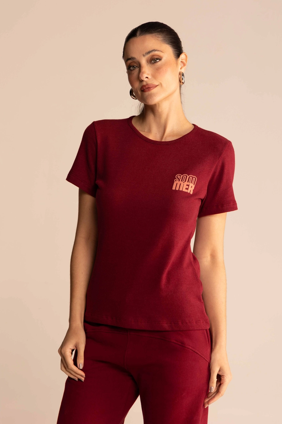Camiseta Feminina Slim Fit Logo Em Relevo Bordô Bloodstone 1