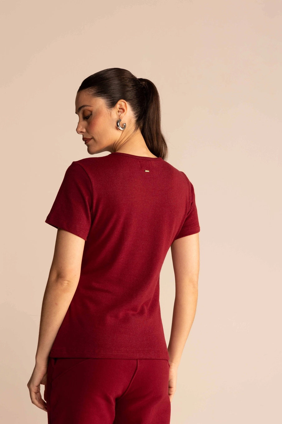 Camiseta Feminina Slim Fit Logo Em Relevo Bordô Bloodstone 3