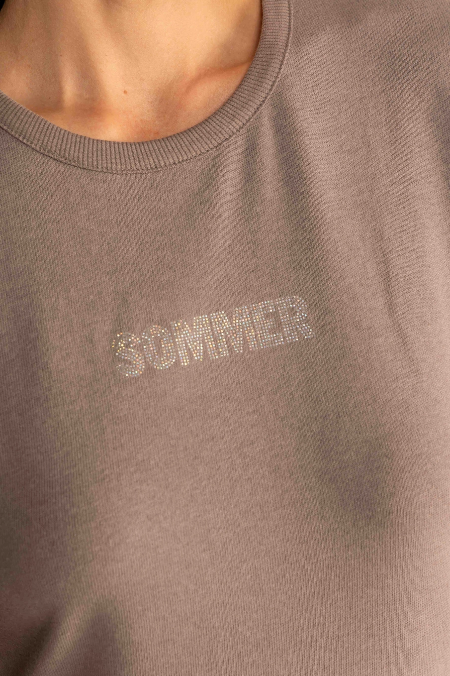 Camiseta Feminina Slim  Logo Com Strass Cinza 2