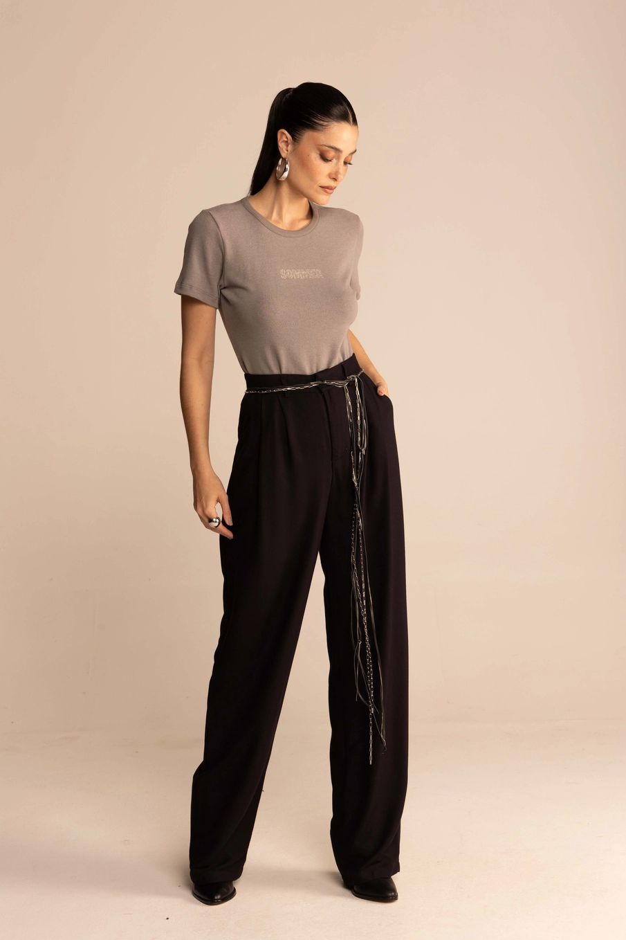 Camiseta Feminina Slim  Logo Com Strass Cinza 4
