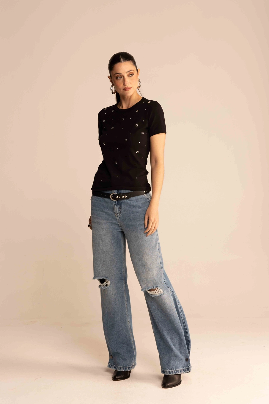 Camiseta Feminina Small Com Aplicação De Ilhós Preto 4
