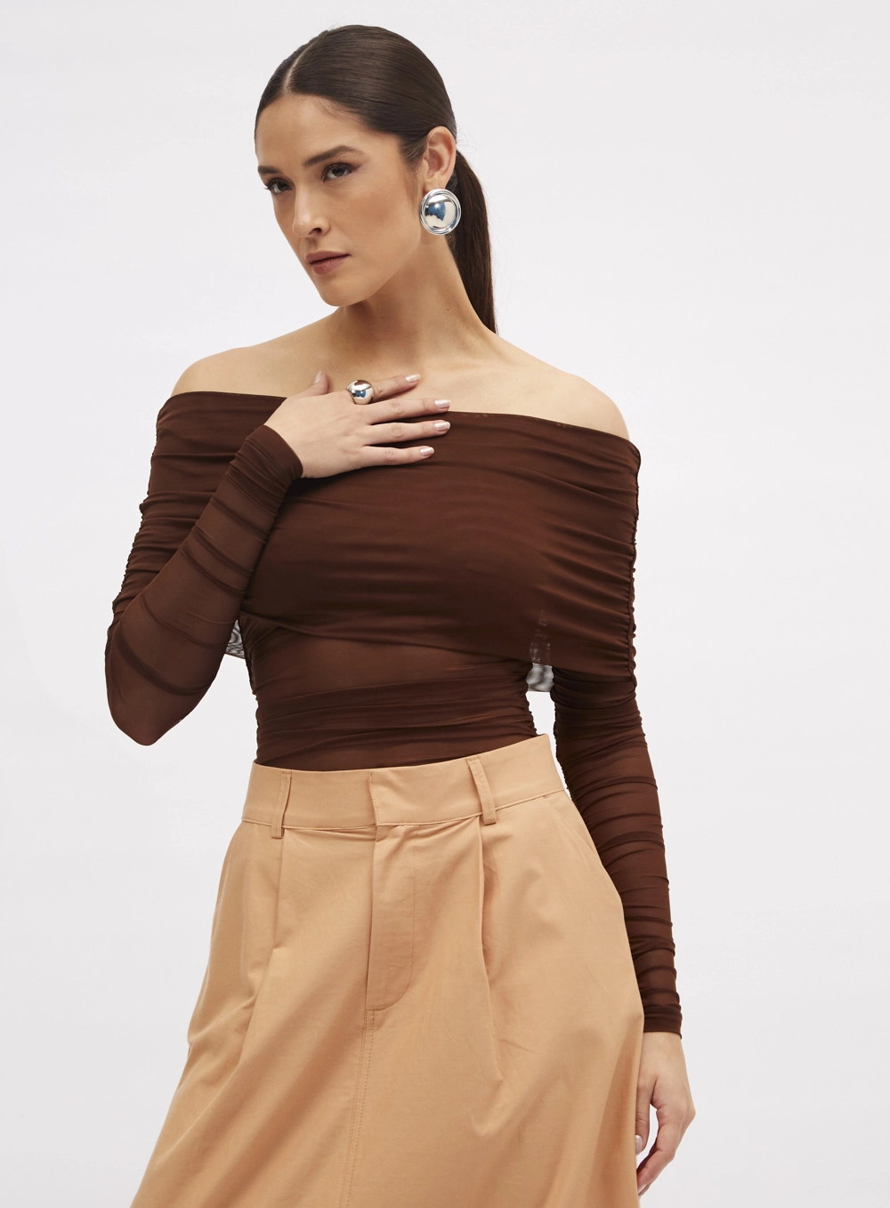 Blusa Feminina Ombro A Ombro Drapeada Tule Marrom 2