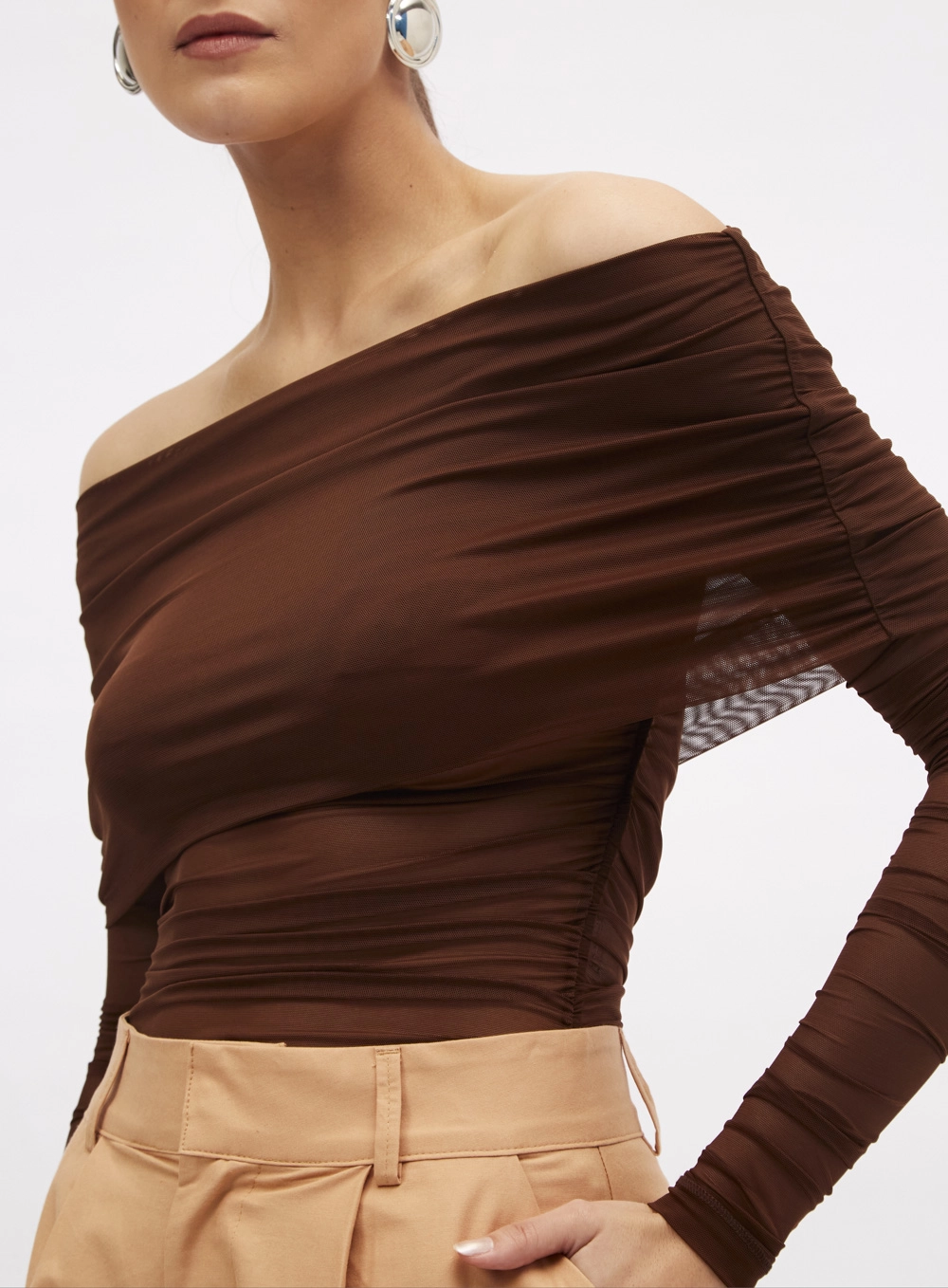 Blusa Feminina Ombro A Ombro Drapeada Tule Marrom 4