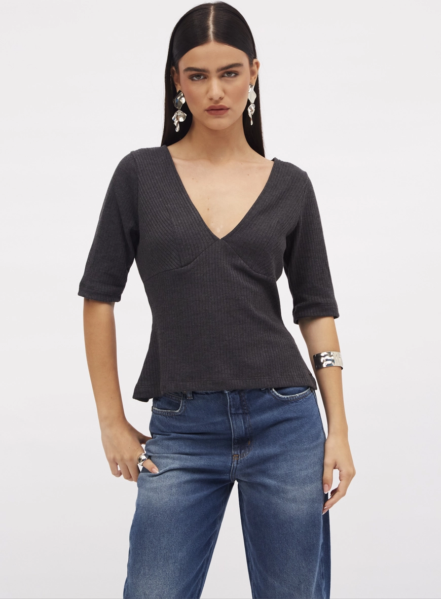 Blusa Acinturada Em Malha Canelada Com Decote V Chumbo 2