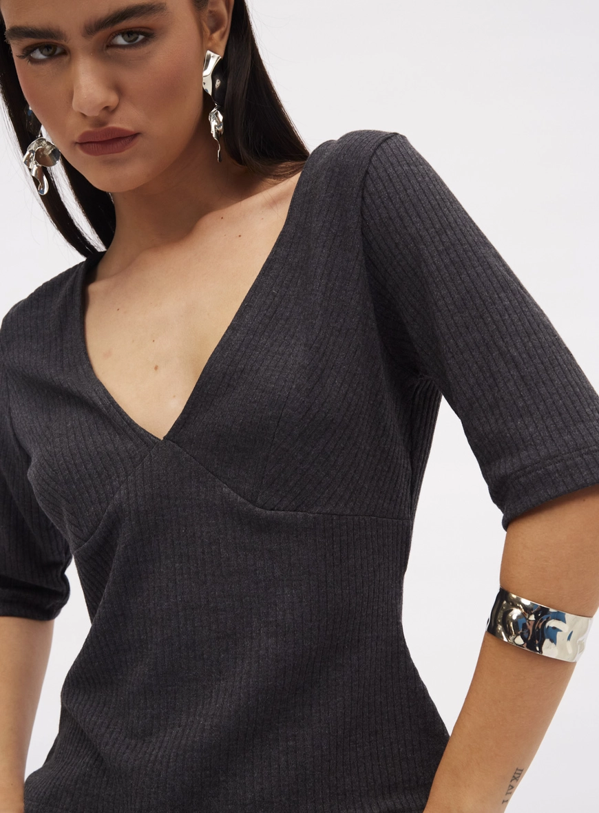 Blusa Acinturada Em Malha Canelada Com Decote V Chumbo 4