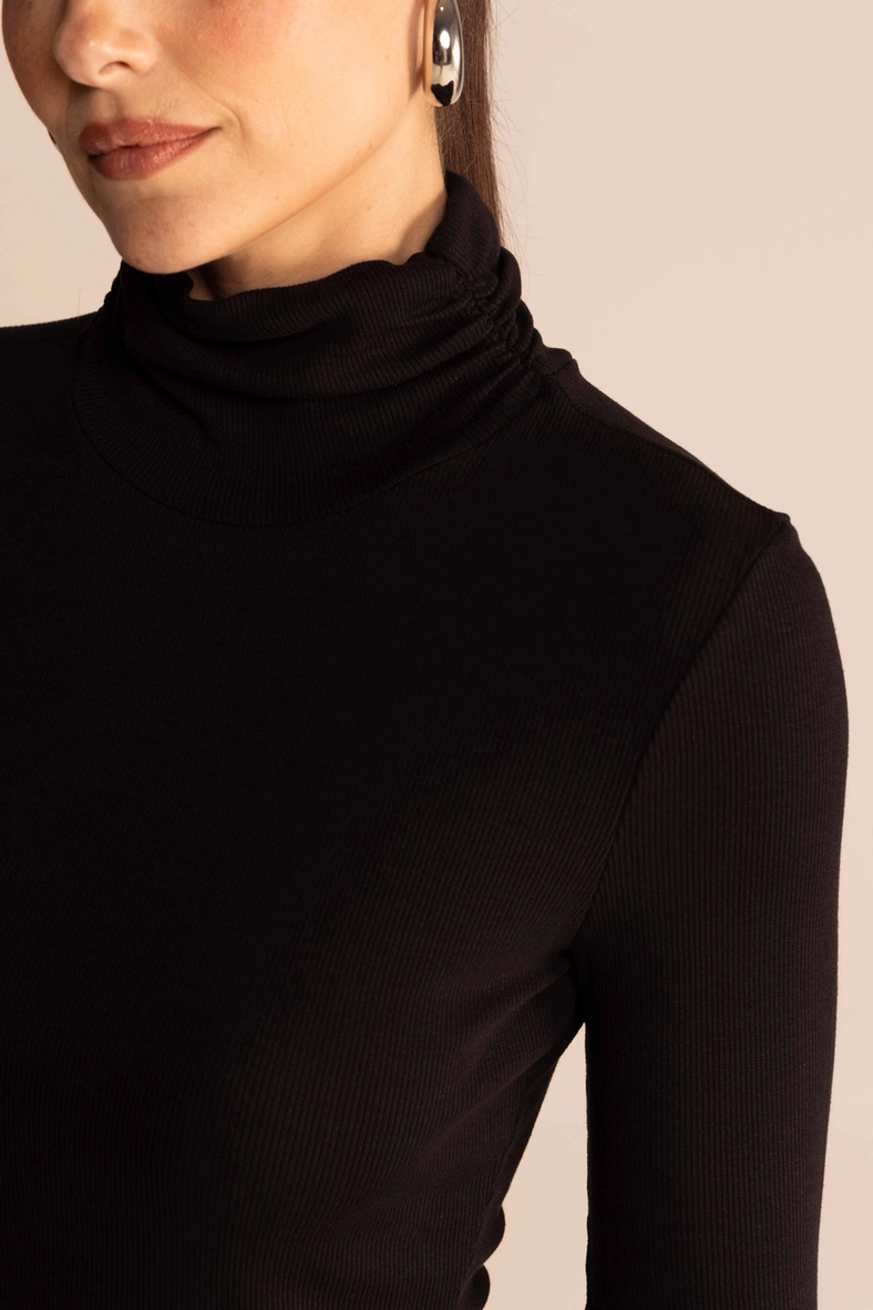 Blusa Feminina Slim Canelada Gola Alta Franzida Preto 2