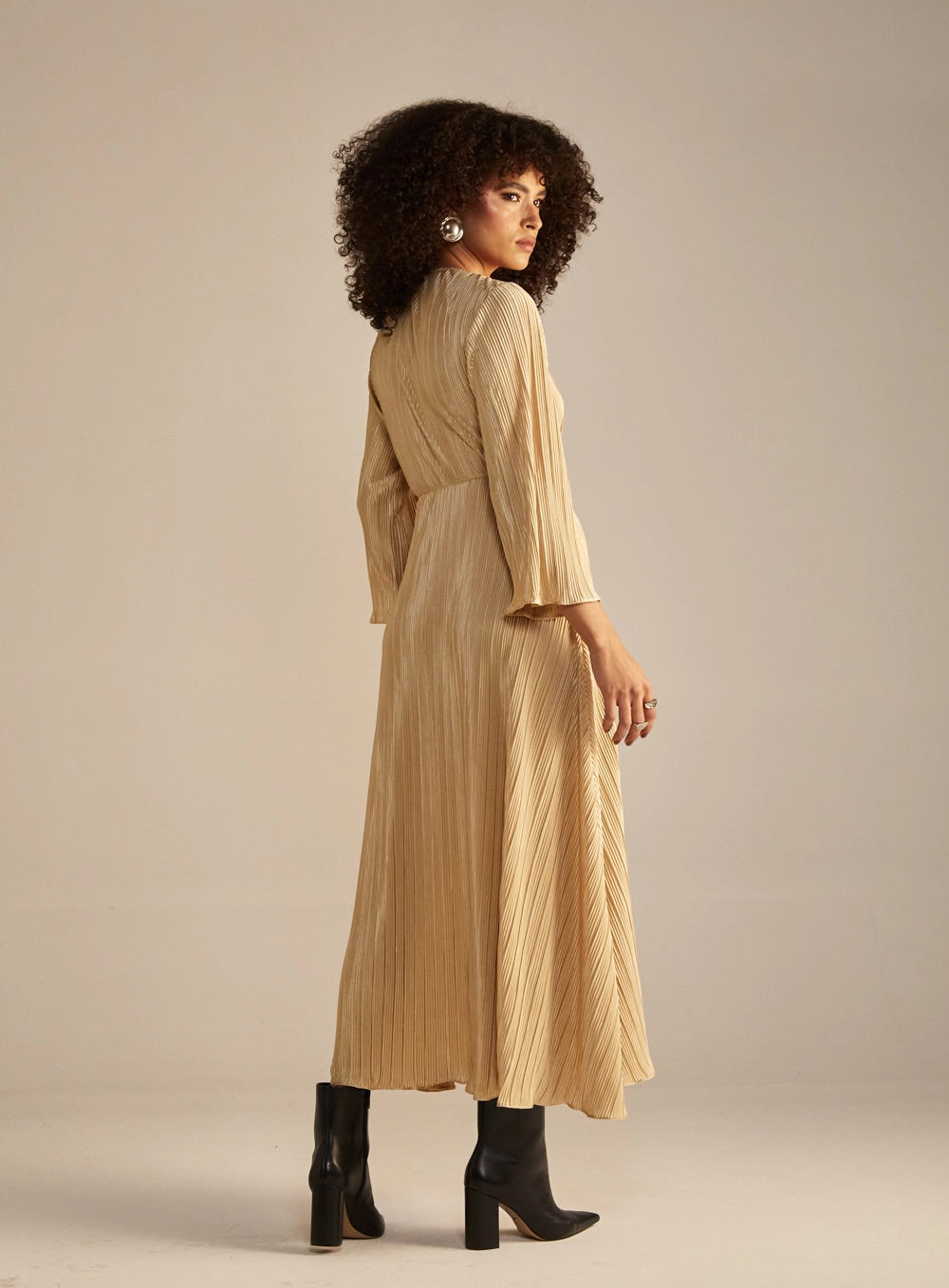Vestido Midi Plissado Bege 4