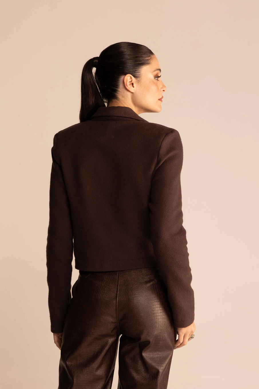 Blazer Feminino Alfaiataria Comfort Encurtado Marrom 3
