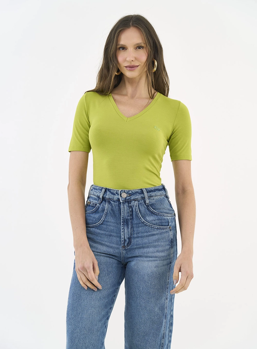 Camiseta Feminina Slim Viscose Decote V