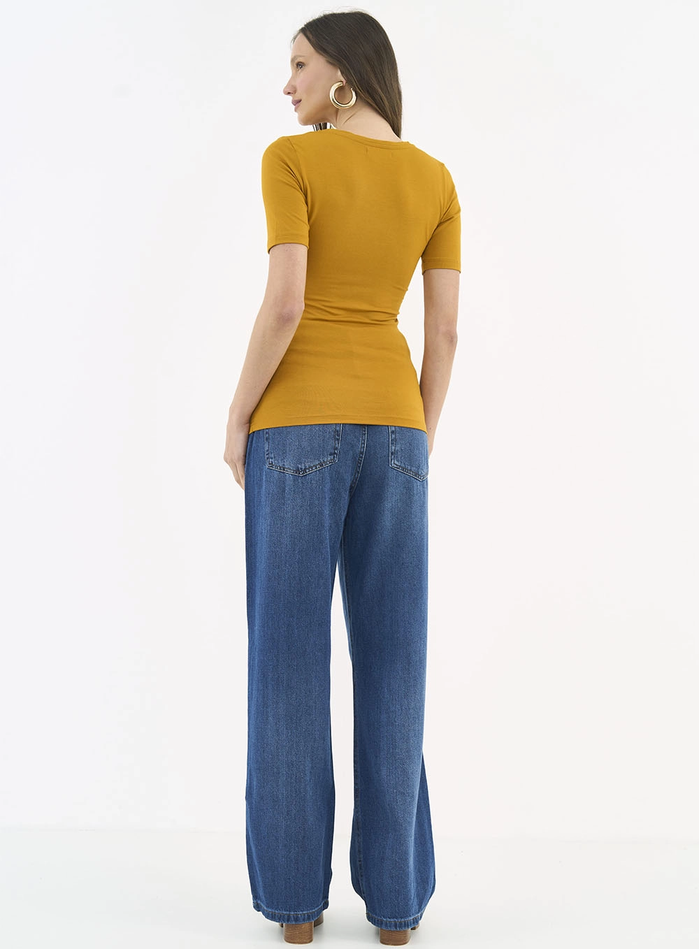 Camiseta Feminina Slim Viscose Decote V Amarelo