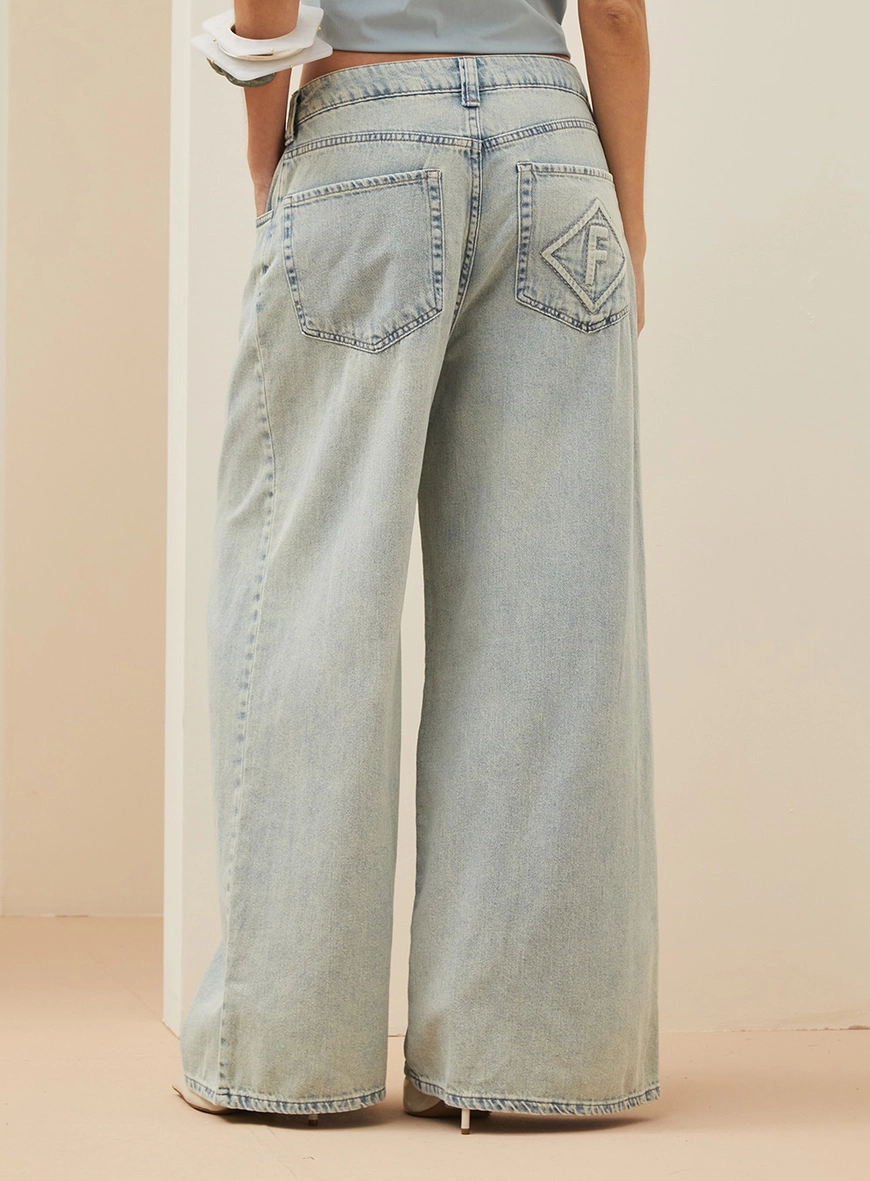 Calça Feminina Jeans Com Detalhe Em Logo -  Baggy Índigo