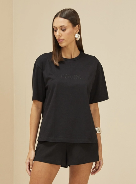 Camiseta Feminina Com Aplicação Em Logo