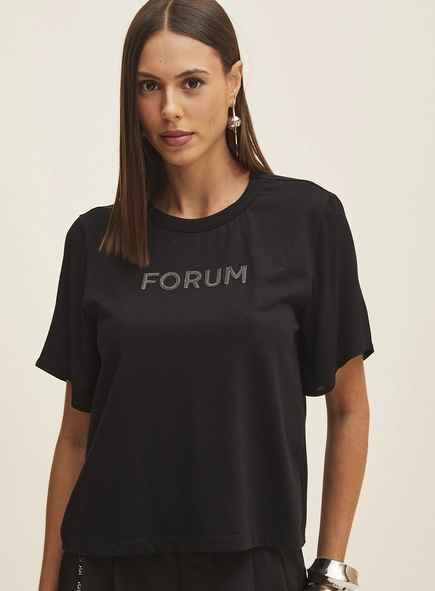 Camiseta Feminina Com Logo Em Aplicação