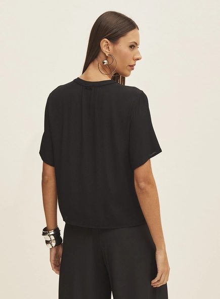 Camiseta Feminina Com Logo Em Aplicação
