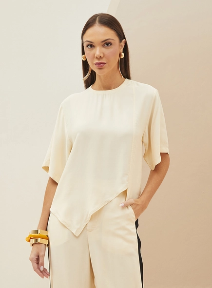 Camiseta Feminina Assimétrica