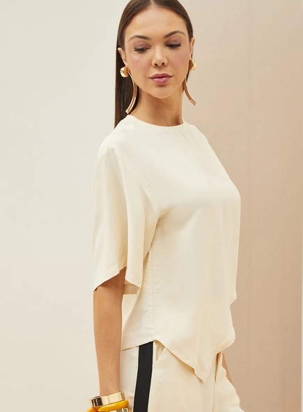 Camiseta Feminina Assimétrica