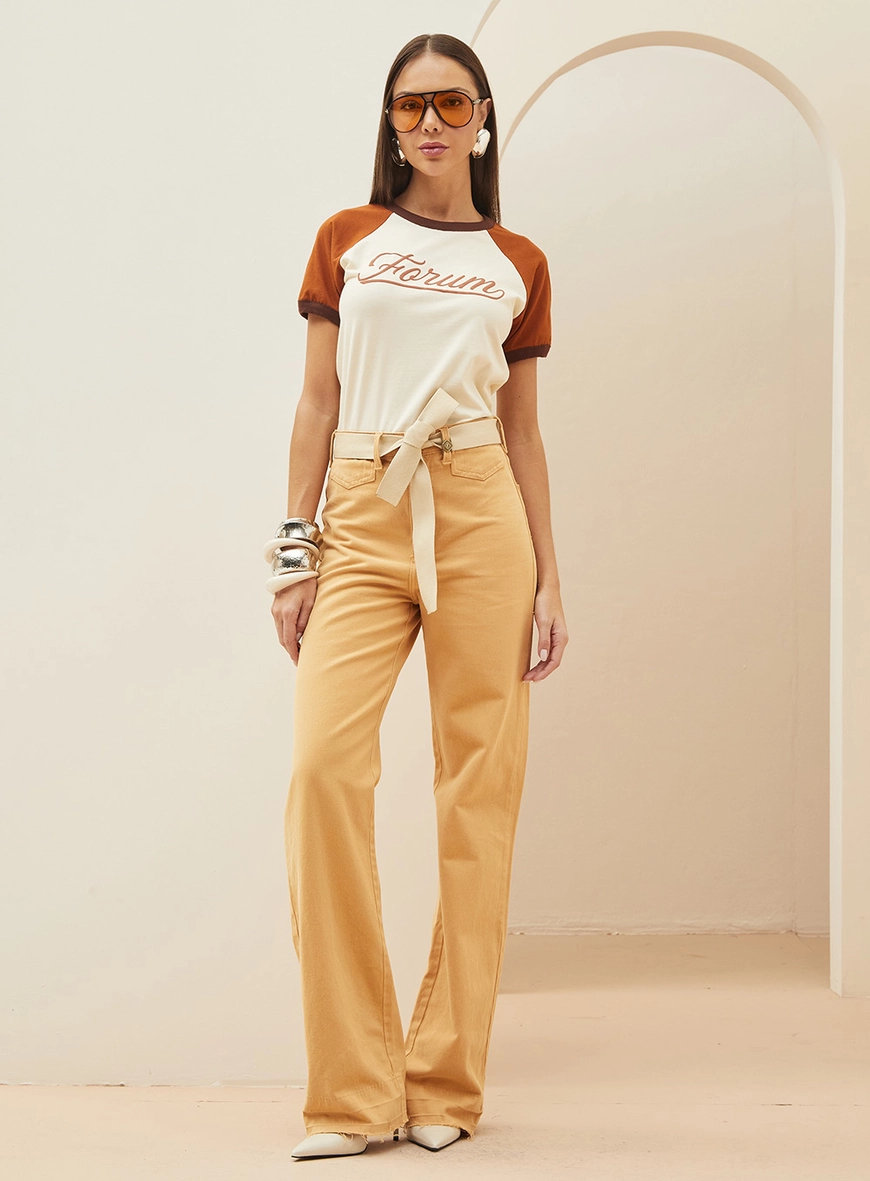 Camiseta Feminina Com Estampa Em Logo Bege