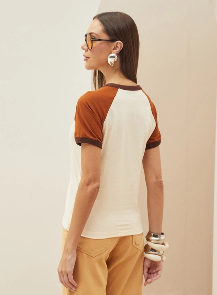 Camiseta Feminina Com Estampa Em Logo