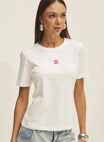 Camiseta Feminina Manga Curta Com Logo Frontal