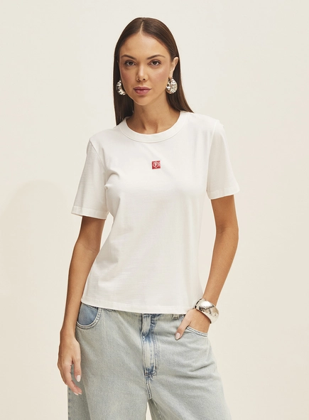 Camiseta Feminina Manga Curta Com Logo Frontal