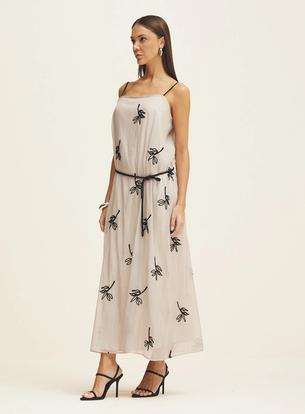 Vestido Longo Fluido Com Detalhe Em Bordado