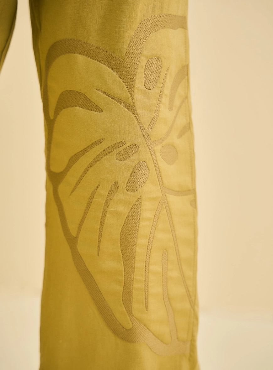 Calça Feminina Reta Em Viscose Com Bordado Folha Verde 4