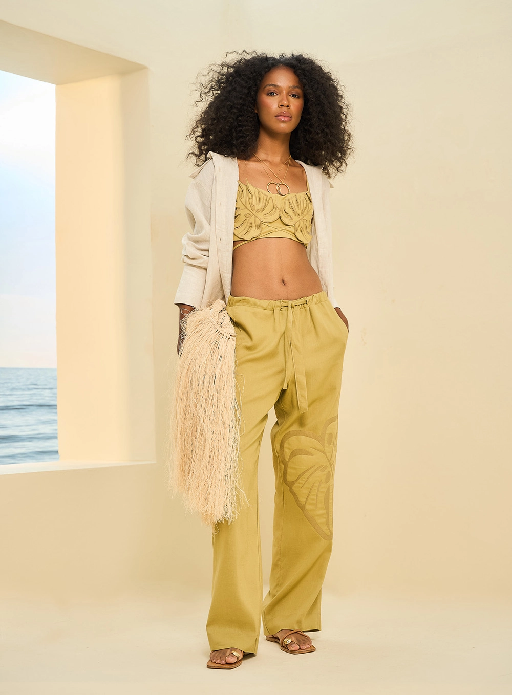 Calça Feminina Reta Em Viscose Com Bordado Folha Verde 3