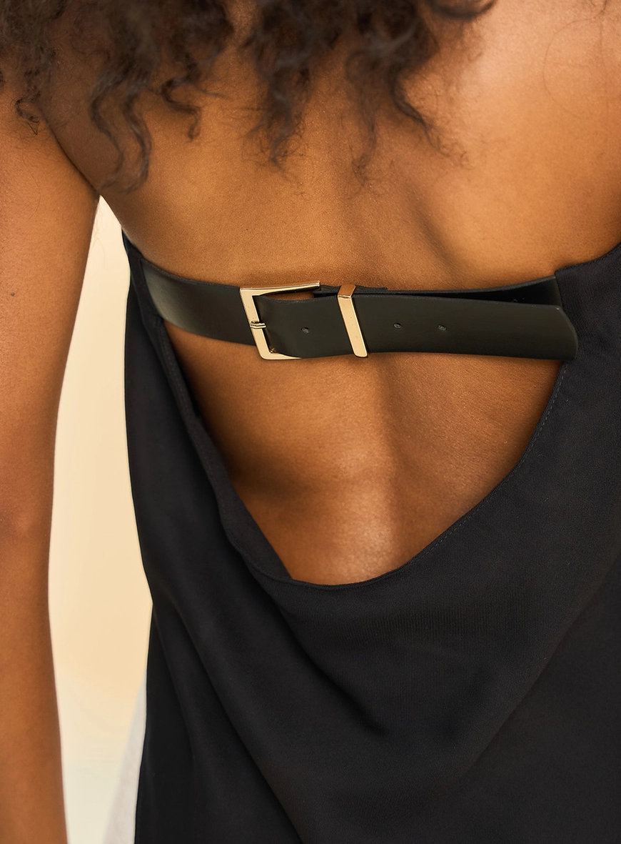 Blusa Feminina Assimétrica Com Bordado Preto 4