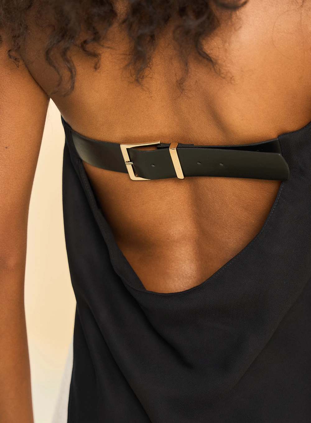 Blusa Feminina Assimétrica Com Bordado Preto 4