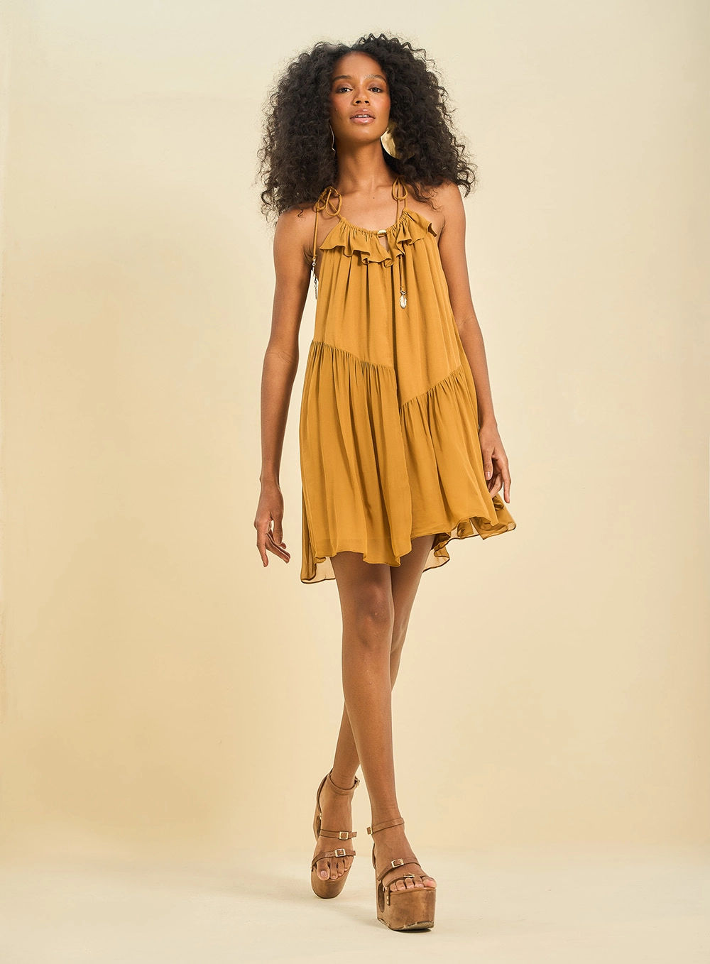 Vestido Curto Fluido Com Babados E Amarração Marrom 4