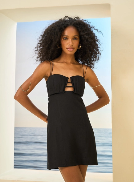 Vestido Curto De Alças Com Recorte No Busto