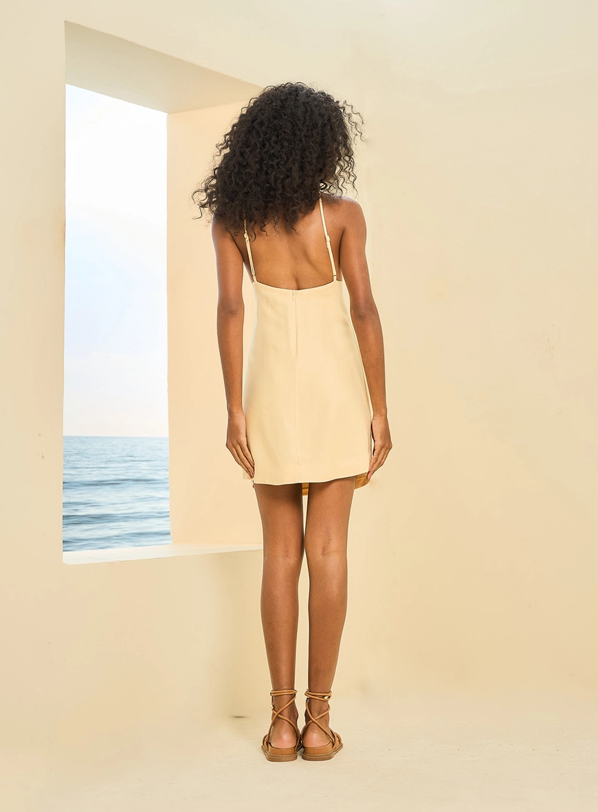 Vestido Curto Frente Única Com Detalhe Escultural Amarelo 2