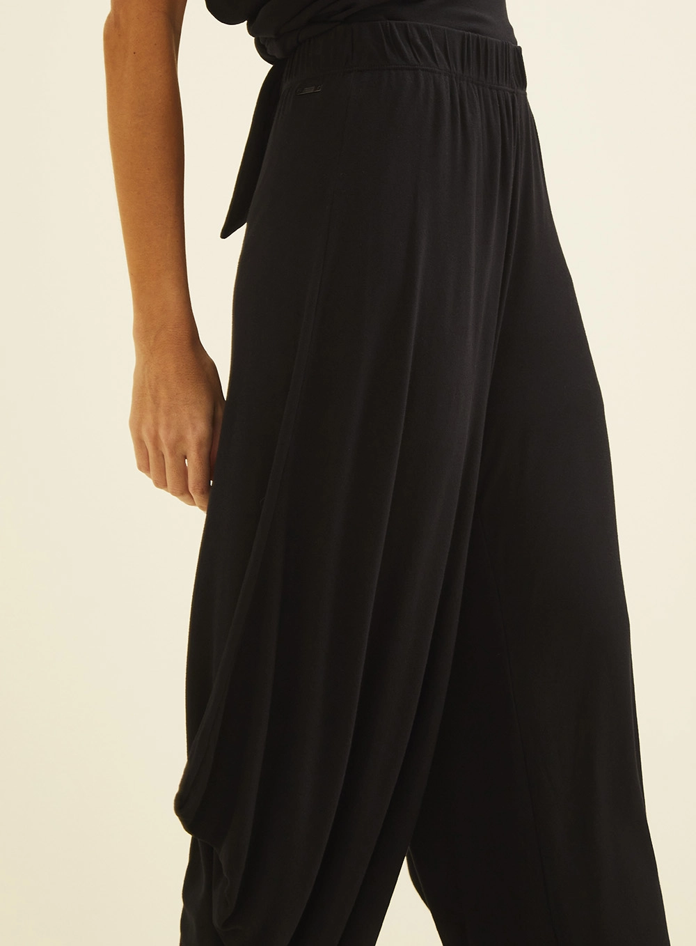 Calça Saruel Com Cós Elástico Preto 3
