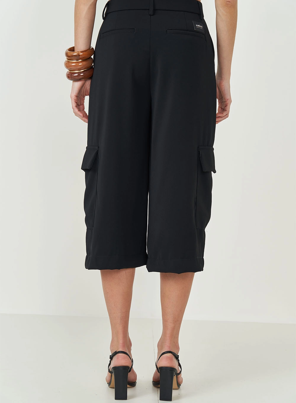 Calça Wide Cropped Com Bolsos Cargo Preto