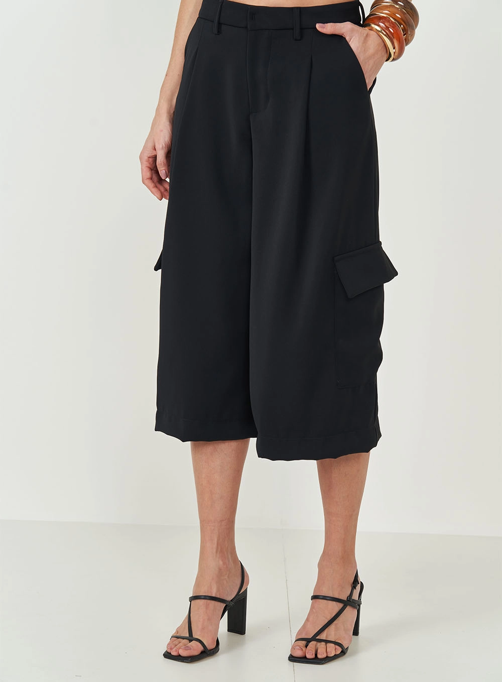Calça Wide Cropped Com Bolsos Cargo Preto