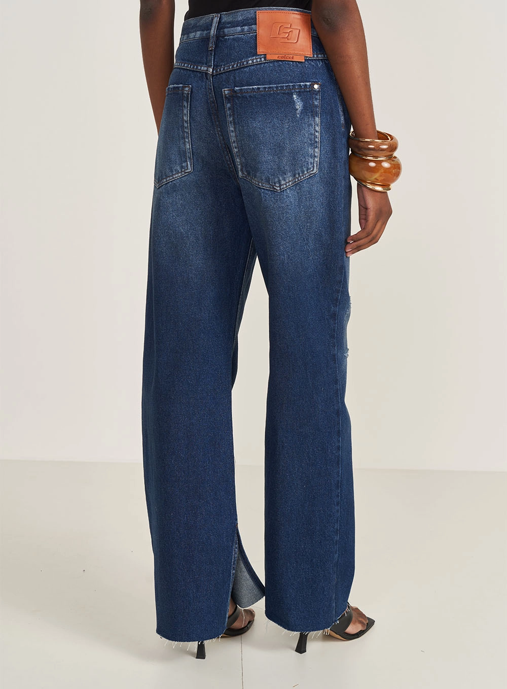 Calça Feminina Jeans Leoni Low Com Detalhes Puídos Índigo