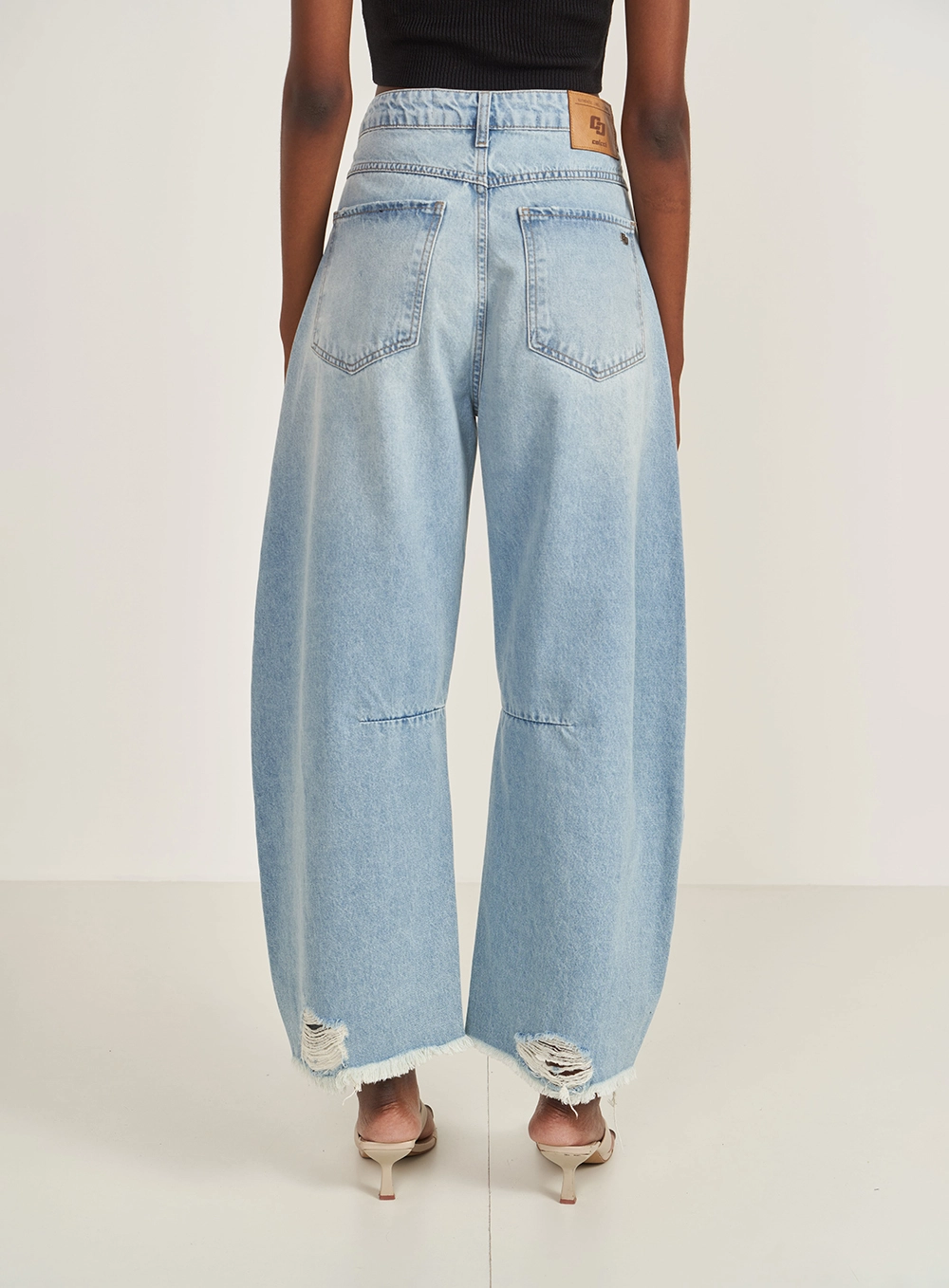 Calça Jeans Barril Com Detalhe Puído Índigo