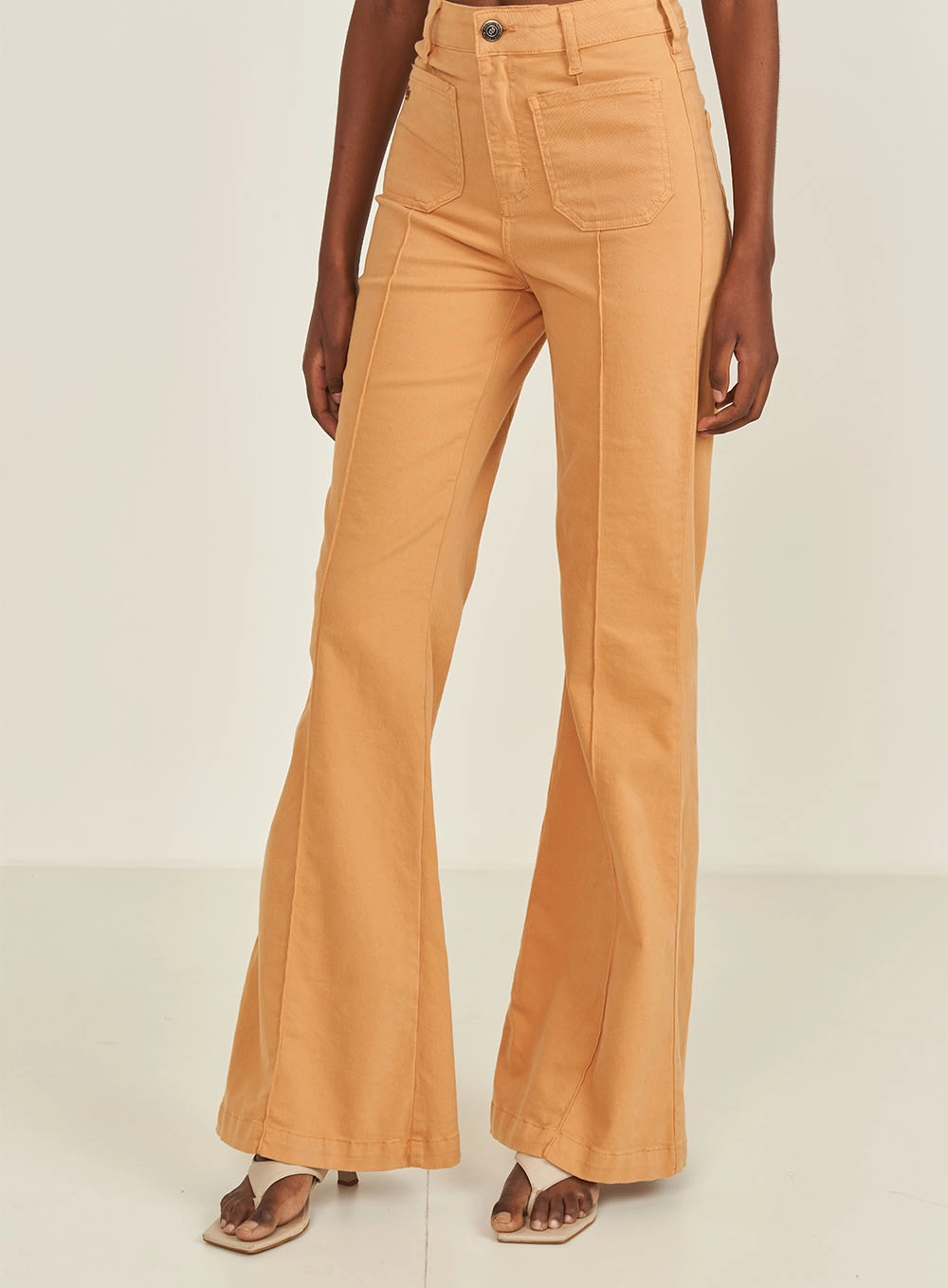 Calça Em Sarja Bruna Boot Cut Bege