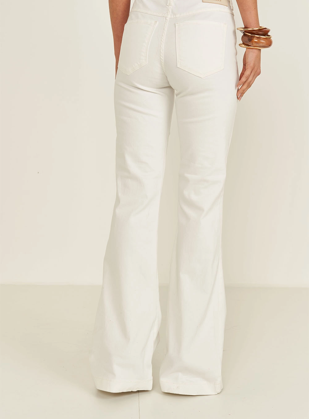 Calça Em Sarja Bia Flare Off Shell