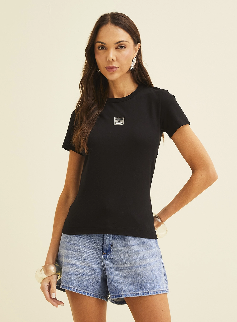 Camiseta Feminina Com Aplicação De Logo Preto 2