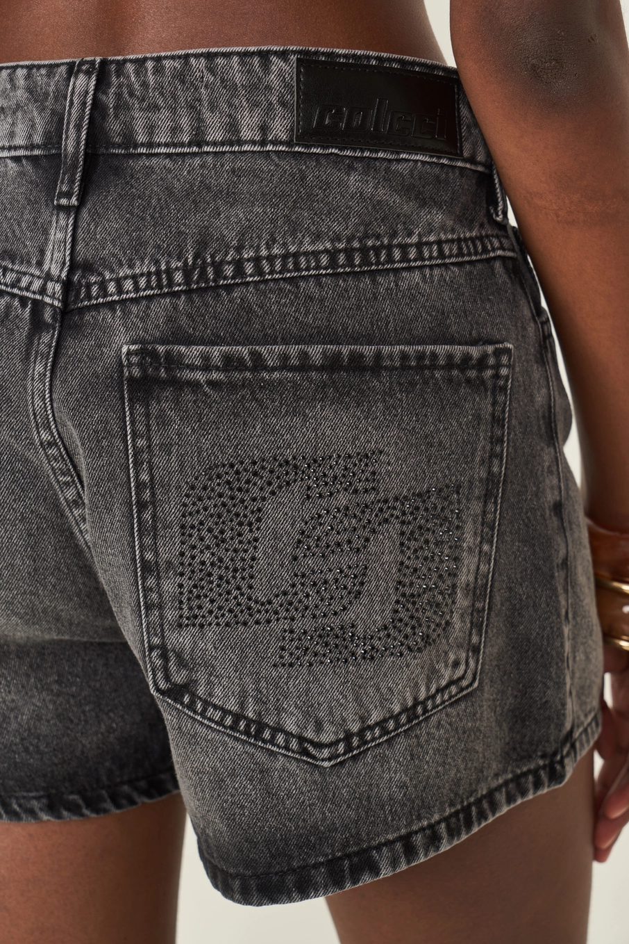 Short Jeans Jade Com Aplicação Indigo Preto